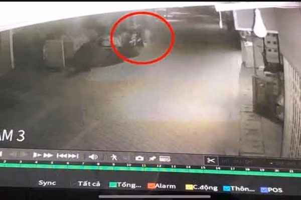 Camera ghi hình 2 kẻ khả nghi trong vụ cháy nhà 3 người chết ở Hưng Yên