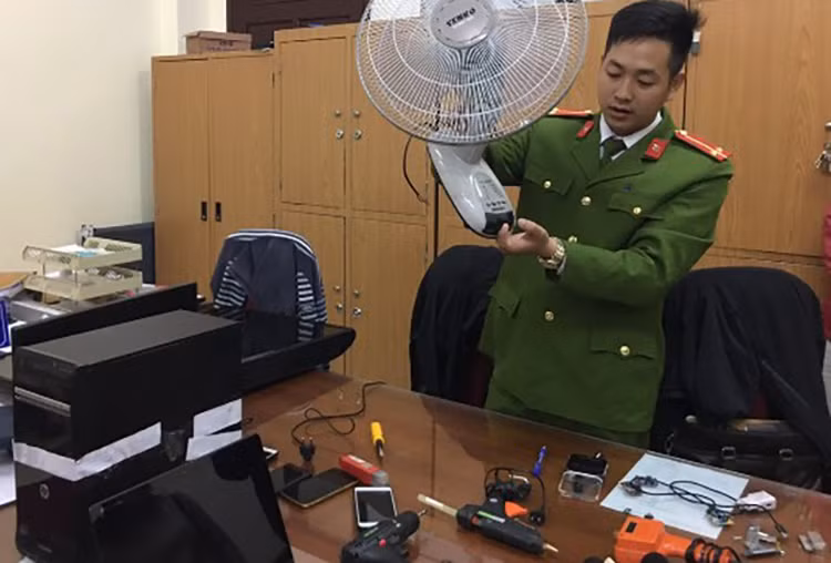 Giấu camera trong quạt để quay "cảnh nóng"