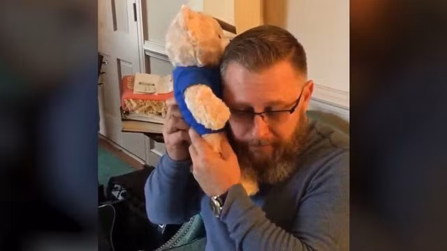 dong y hien tim con trai cho mot nguoi la, 1 nam sau bo nhan lai mon qua bat ngo - 3