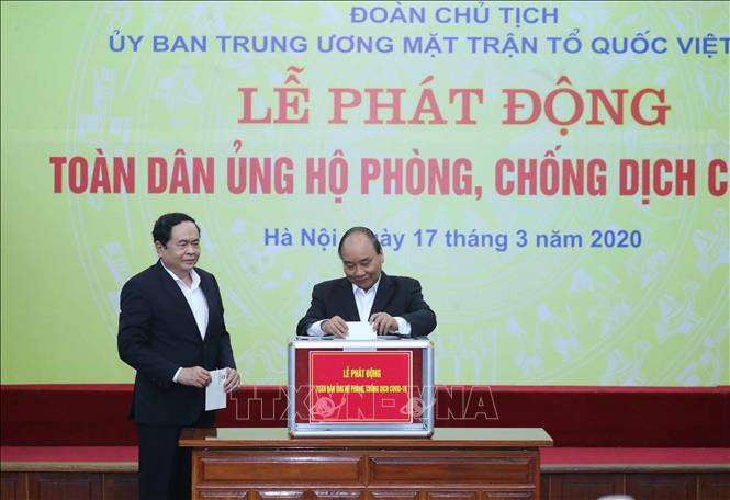 Thủ tướng Nguyễn Xuân Phúc ủng hộ phòng, chống dịch COVID-19. Chú thích ảnh