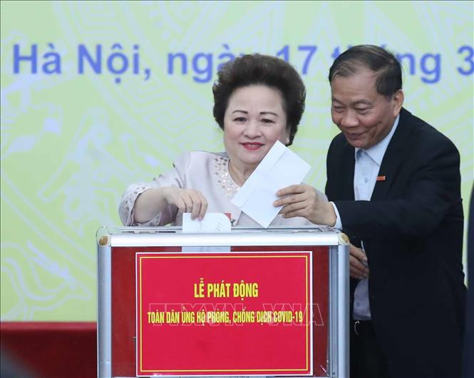 Các tổ chức và cá nhân quyên góp ủng hộ công tác phòng, chống dịch COVID-19. Chú thích ảnh