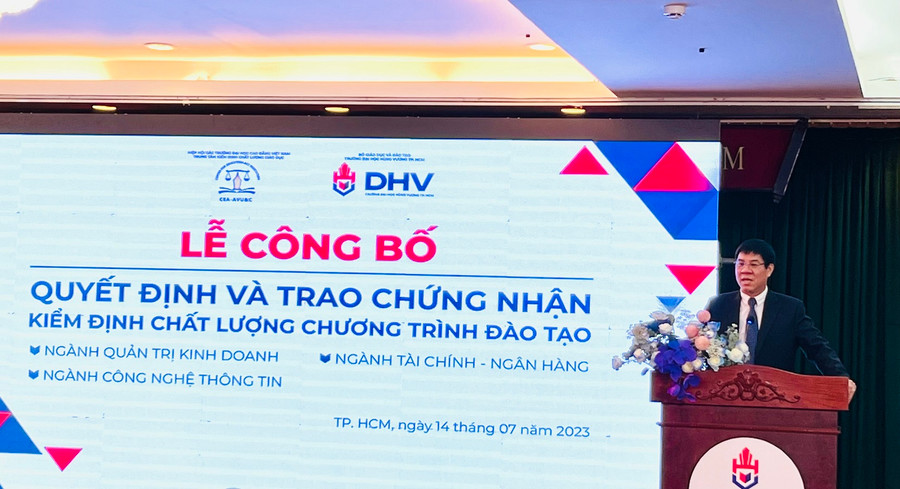 PGS.TS Huỳnh Văn Chương, Cục trưởng Cục Quản lý chất lượng, Bộ GD&ĐT phát biểu tại buổi lễ. PGS.TS Huỳnh Văn Chương, Cục trưởng Cục Quản lý chất lượng, Bộ GD&ĐT phát biểu tại buổi lễ.