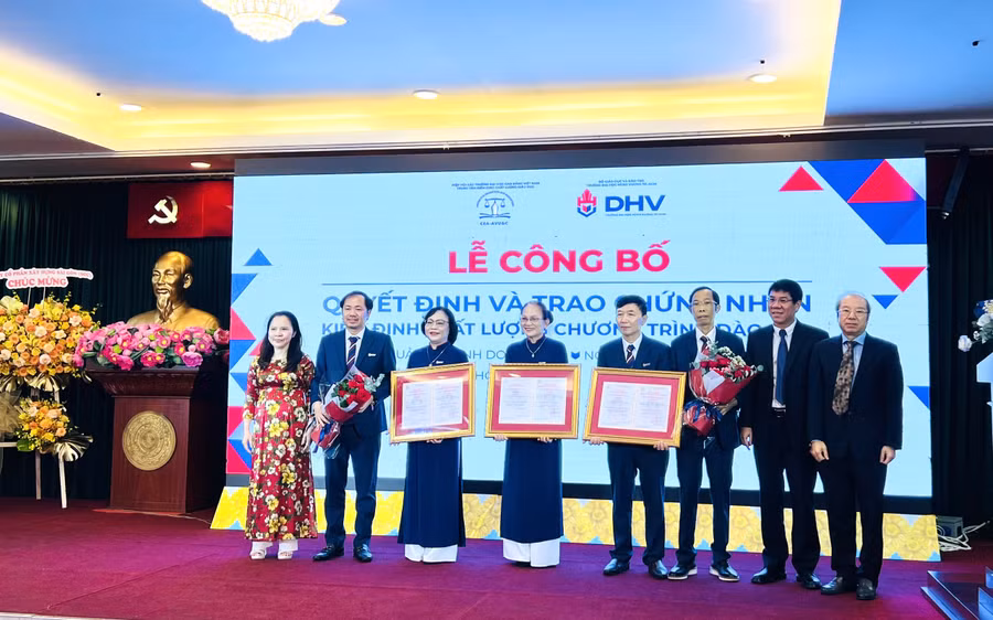 Lãnh đạo Trường ĐH Hùng Vương TPHCM cùng đại diện các khoa ngành của trường đón nhận Giấy chứng nhận đạt chuẩn kiểm định. 