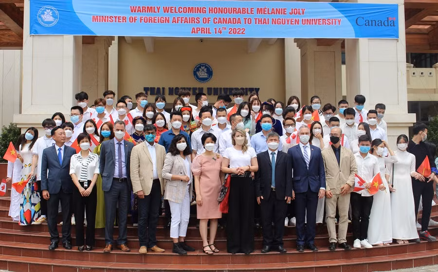 Bộ trưởng Ngoại giao Canada thăm Đại học Thái Nguyên ảnh 6