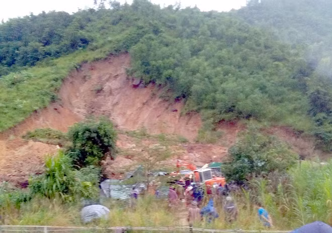 Núi sạt lở làm vùi lấp 2 ngôi nhà ở huyện Cam Lâm.