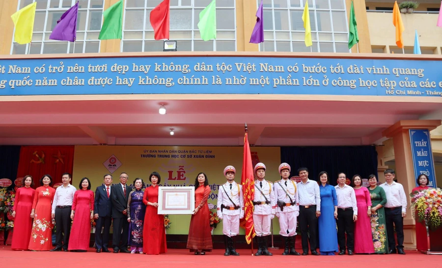 Trao Huân chương Lao động hạng Nhì cho Ban Giám hiệu nhà trường.