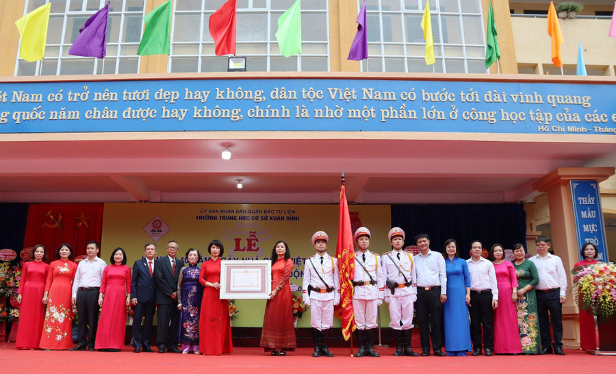 Trao Huân chương Lao động hạng Nhì cho Ban Giám hiệu nhà trường.