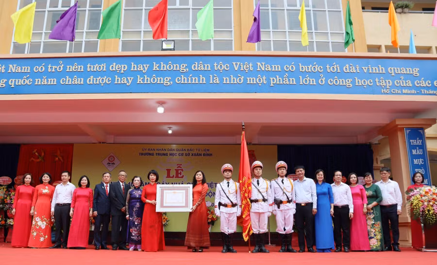 Trao Huân chương Lao động hạng Nhì cho Ban Giám hiệu nhà trường.