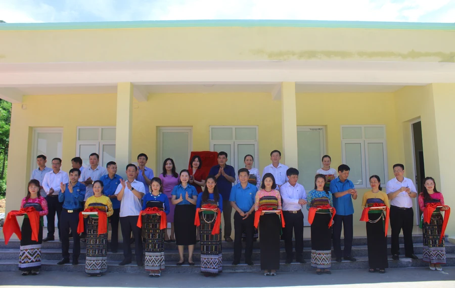 Lễ cắt băng khánh thành nhà công vụ cho giáo viên Trường Tiểu học Trung Thượng (Quan Sơn, Thanh Hóa). Ảnh: Lường Toán.