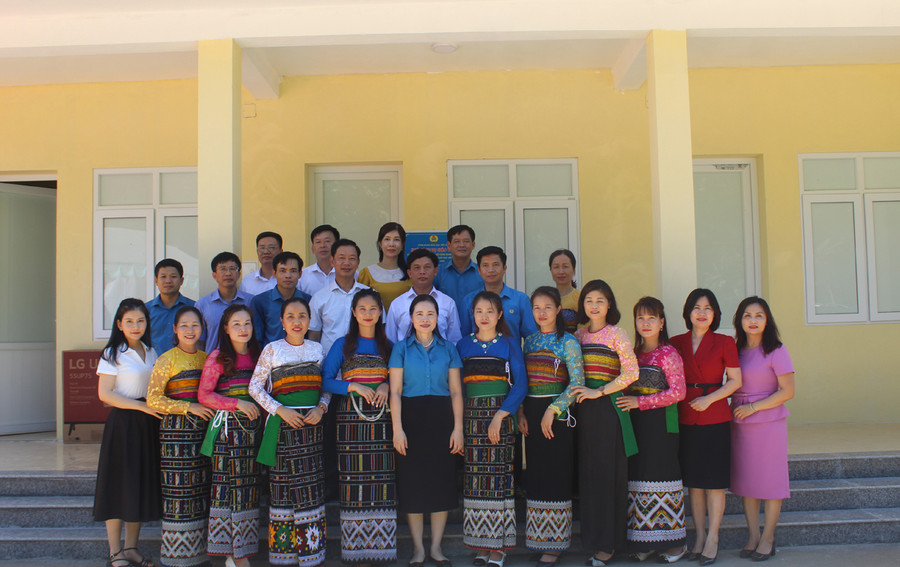 Các đại biểu cùng thầy cô nhà trường chụp ảnh lưu niệm tại lễ khánh thành nhà công vụ. Ảnh: LT.