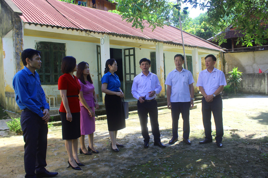 Bà Nguyễn Thị Bích Hợp - Phó Chủ tịch Công đoàn Giáo dục Việt Nam (thứ 4 từ trái qua) cùng ông Tạ Hồng Lựu - Phó Giám đốc Sở GD&amp;ĐT Thanh Hóa (thứ 2 từ phải qua), lãnh đạo huyện Quan Sơn thăm điểm trường bản Bàng, Trường Tiểu học Trung Thượng (Quan Sơn, Thanh Hóa). Ảnh: LT.