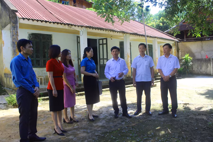 Bà Nguyễn Thị Bích Hợp - Phó Chủ tịch Công đoàn Giáo dục Việt Nam (thứ 4 từ trái qua) cùng ông Tạ Hồng Lựu - Phó Giám đốc Sở GD&amp;ĐT Thanh Hóa (thứ 2 từ phải qua), lãnh đạo huyện Quan Sơn thăm điểm trường bản Bàng, Trường Tiểu học Trung Thượng (Quan Sơn, Thanh Hóa). Ảnh: LT.