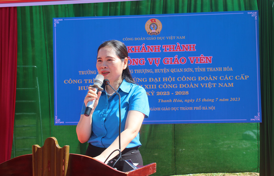 Bà Nguyễn Thị Bích Hợp - Phó Chủ tịch Công đoàn Giáo dục Việt Nam phát biểu tại lễ khánh thành nhà công vụ. Ảnh: LT.