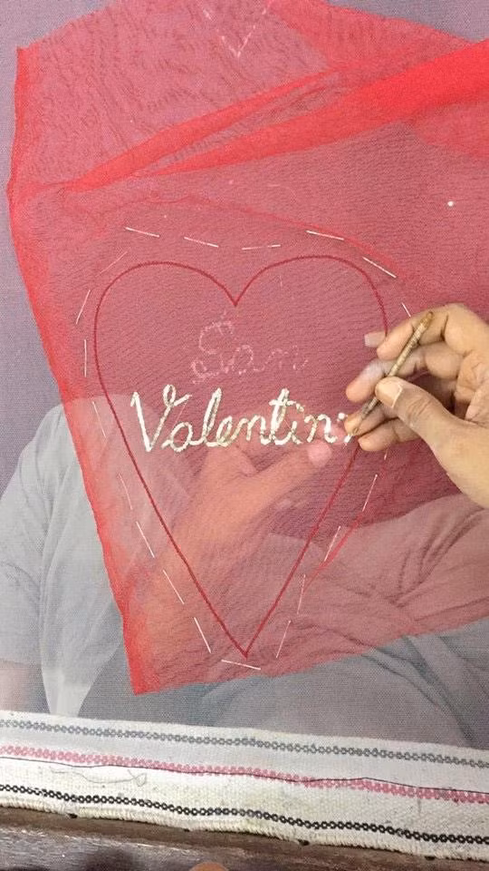 Từng đường kim, mũi chỉ được làm tay kì công đem lại giá trị cho trang phục.