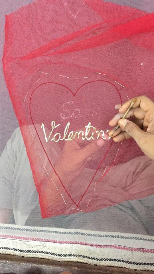 Bạn gái Duy Mạnh U23 đụng hàng Bích Phương - Châu Bùi, ai đẹp hơn? ảnh 5 Từng đường kim, mũi chỉ được làm tay kì công đem lại giá trị cho trang phục.