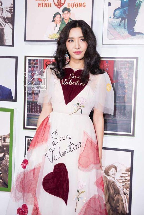 Bạn gái Duy Mạnh U23 đụng hàng Bích Phương - Châu Bùi, ai đẹp hơn? ảnh 3 Trước đó, mẫu váy này từng được Bích Phương chưng diện. Với nhan sắc ngọt ngào, kiểu tóc chẻ ngôi giữa nhẹ nhàng, thanh cảnh, cô nàng ngay lập tức thu hút sự chú ý của khán giả.