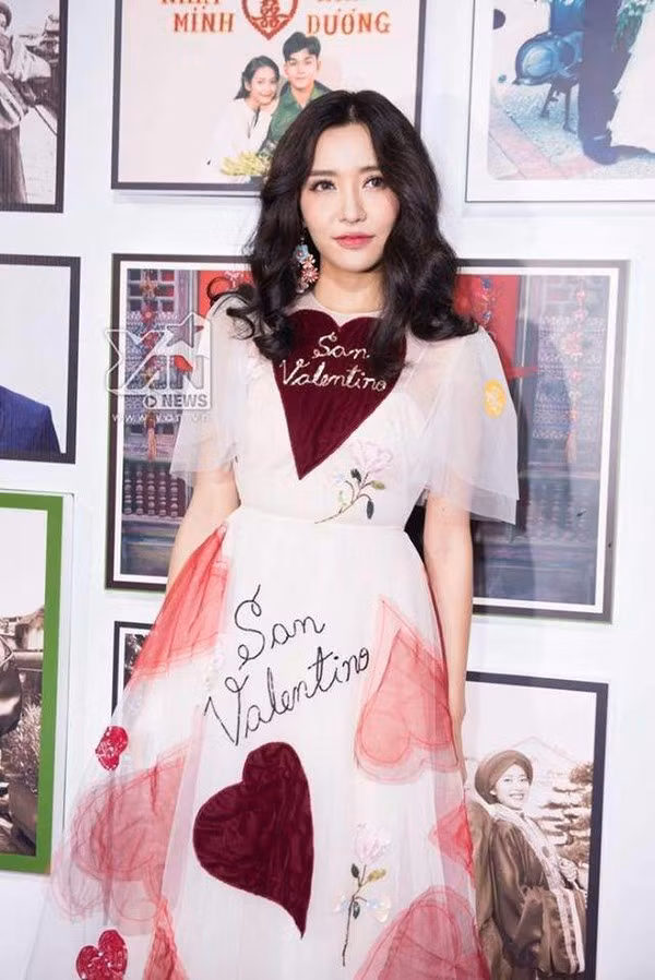 Trước đó, mẫu váy này từng được Bích Phương chưng diện. Với nhan sắc ngọt ngào, kiểu tóc chẻ ngôi giữa nhẹ nhàng, thanh cảnh, cô nàng ngay lập tức thu hút sự chú ý của khán giả.