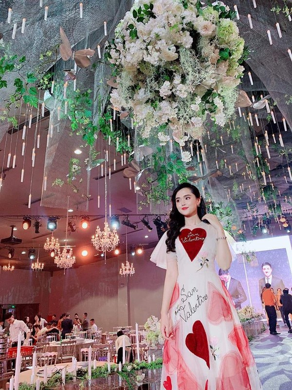 Bạn gái Duy Mạnh U23 đụng hàng Bích Phương - Châu Bùi, ai đẹp hơn? ảnh 2 Đây là một sáng tạo của NTK Tùng Vũ, bạn gái Duy Mạnh phối nó cùng hoa tai dáng dài và kẹp tóc xước, khá thời thượng.