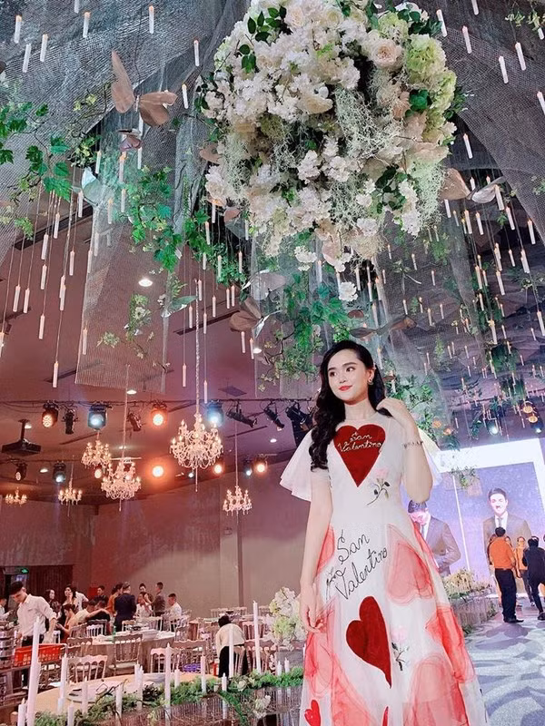 Đây là một sáng tạo của NTK Tùng Vũ, bạn gái Duy Mạnh phối nó cùng hoa tai dáng dài và kẹp tóc xước, khá thời thượng.