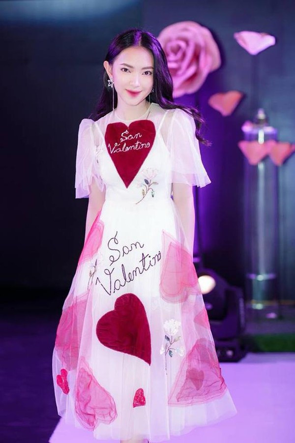 Bạn gái Duy Mạnh U23 đụng hàng Bích Phương - Châu Bùi, ai đẹp hơn? ảnh 4 Châu Bùi lại toát lên vẻ lém lỉnh, thú vị cùng gương mặt sắc sảo của mình.