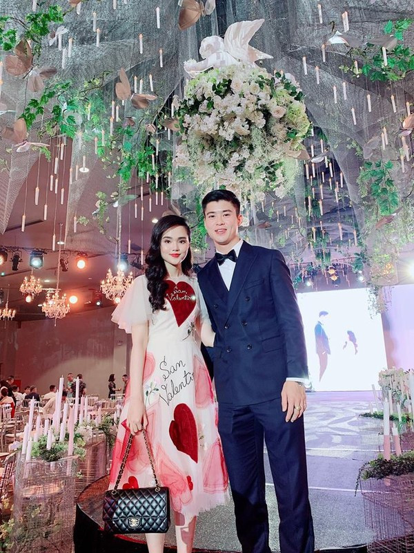 Bạn gái Duy Mạnh U23 đụng hàng Bích Phương - Châu Bùi, ai đẹp hơn? ảnh 1 Tấm ảnh mới nhất của cả hai đang khiến cộng đồng mạng “dậy sóng”. Diện chiếc váy hồng nữ tính, ngọt ngào cùng túi Chanel đắt giá, Quỳnh Anh nhanh chóng thu hút sự chú ý của nhiều khán giả.