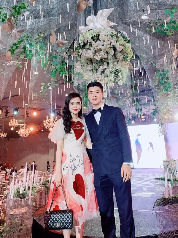 Tấm ảnh mới nhất của cả hai đang khiến cộng đồng mạng “dậy sóng”. Diện chiếc váy hồng nữ tính, ngọt ngào cùng túi Chanel đắt giá, Quỳnh Anh nhanh chóng thu hút sự chú ý của nhiều khán giả.