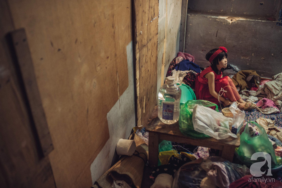 Gặp cô bé mặc đồ cũ “chất” như fashionista mơ làm người mẫu và thèm được đi học ảnh 9