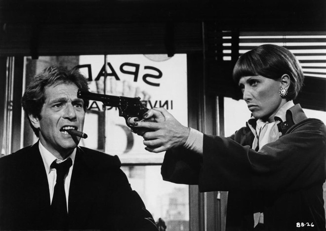 The Black Bird (1975):The Maltese Falcon (1942) của ngôi sao Humphrey Bogard thuộc nhóm tác phẩm kinh điển đối với dòng phim noir (đen) nói riêng, và Hollywood nói chung. Đã có nhiều kế hoạch thực hiện phần tiếp theo, nhưng đạo diễn John Huston luôn tỏ ra không đồng thuận. Phải mãi tới hơn 34 năm sau, mọi chuyện mới trở nên trôi chảy. Nhưng đạo diễn David Giler và ngôi sao mới George Segal không thể tái lặp thành công trong quá khứ dù họ đã rất cố gắng. 10 bo phim noi tieng mat toi 30 nam moi co phan hau truyen hinh anh 10