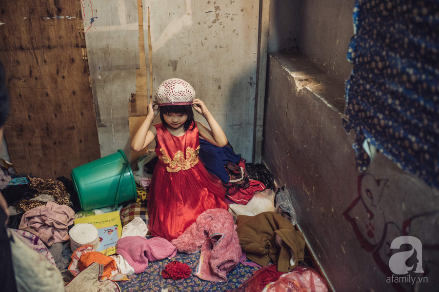 Gặp cô bé mặc đồ cũ “chất” như fashionista mơ làm người mẫu và thèm được đi học ảnh 7