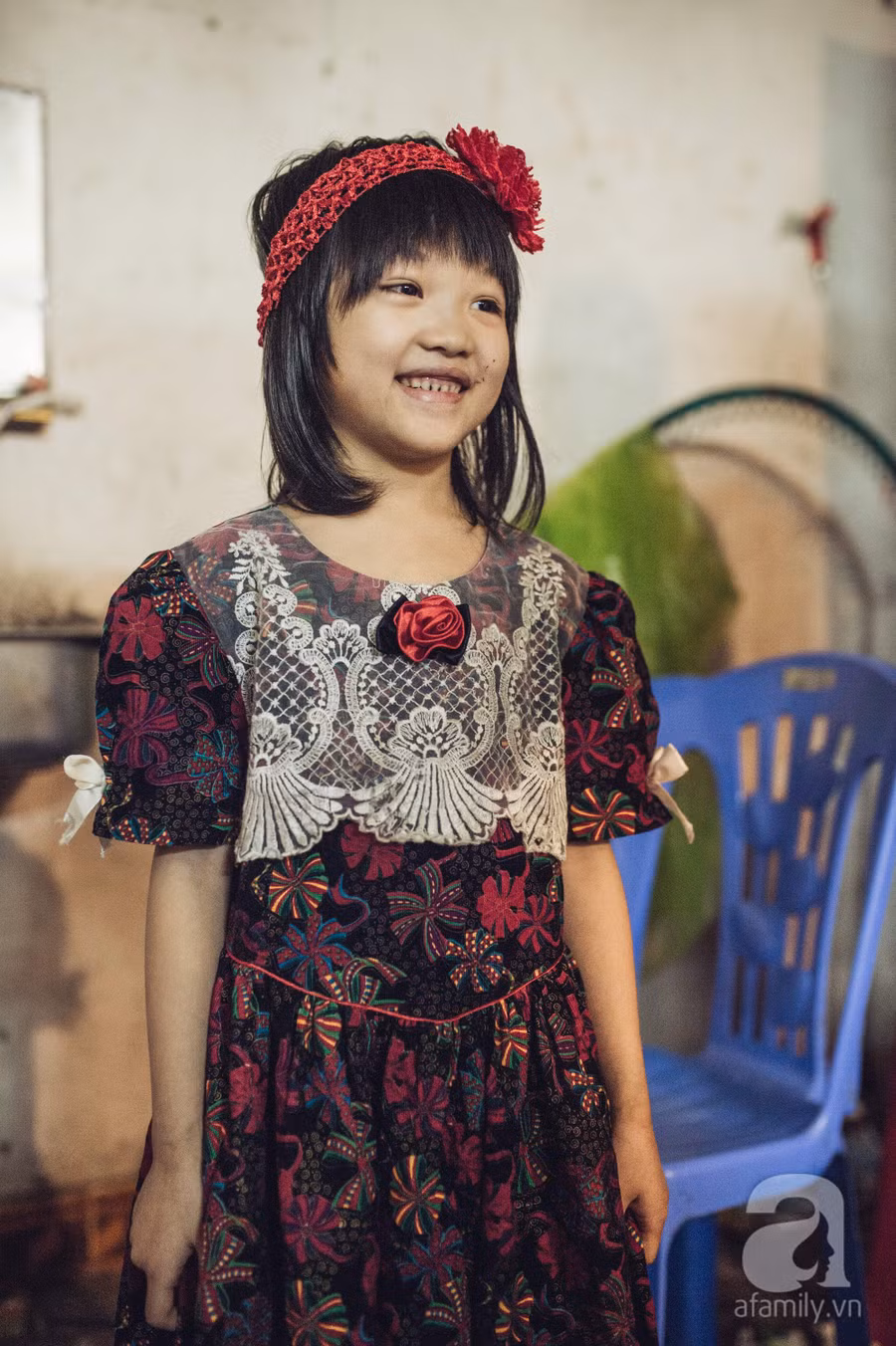 Gặp cô bé mặc đồ cũ “chất” như fashionista mơ làm người mẫu và thèm được đi học ảnh 3