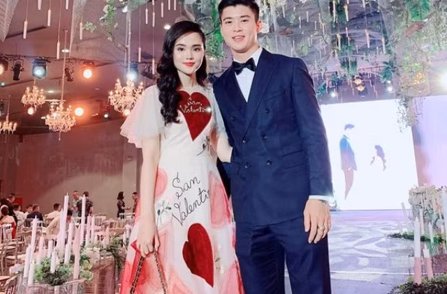 Bạn gái Duy Mạnh U23 đụng hàng Bích Phương - Châu Bùi, ai đẹp hơn?