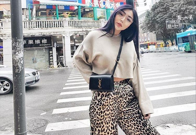 Hương Trang (sinh năm 1995, Hà Nội) là cái tên mới trong hội rich kid Việt Nam, được chú ý vì những hình ảnh sang chảnh trên mạng xã hội. Cô hiện là bà chủ của một thương hiệu thời trang rất được giới trẻ yêu thích, có chi nhánh ở cả Hà Nội và TP.HCM. Hoi rich kid giau co sang chanh ma van ham me kinh doanh hinh anh 5