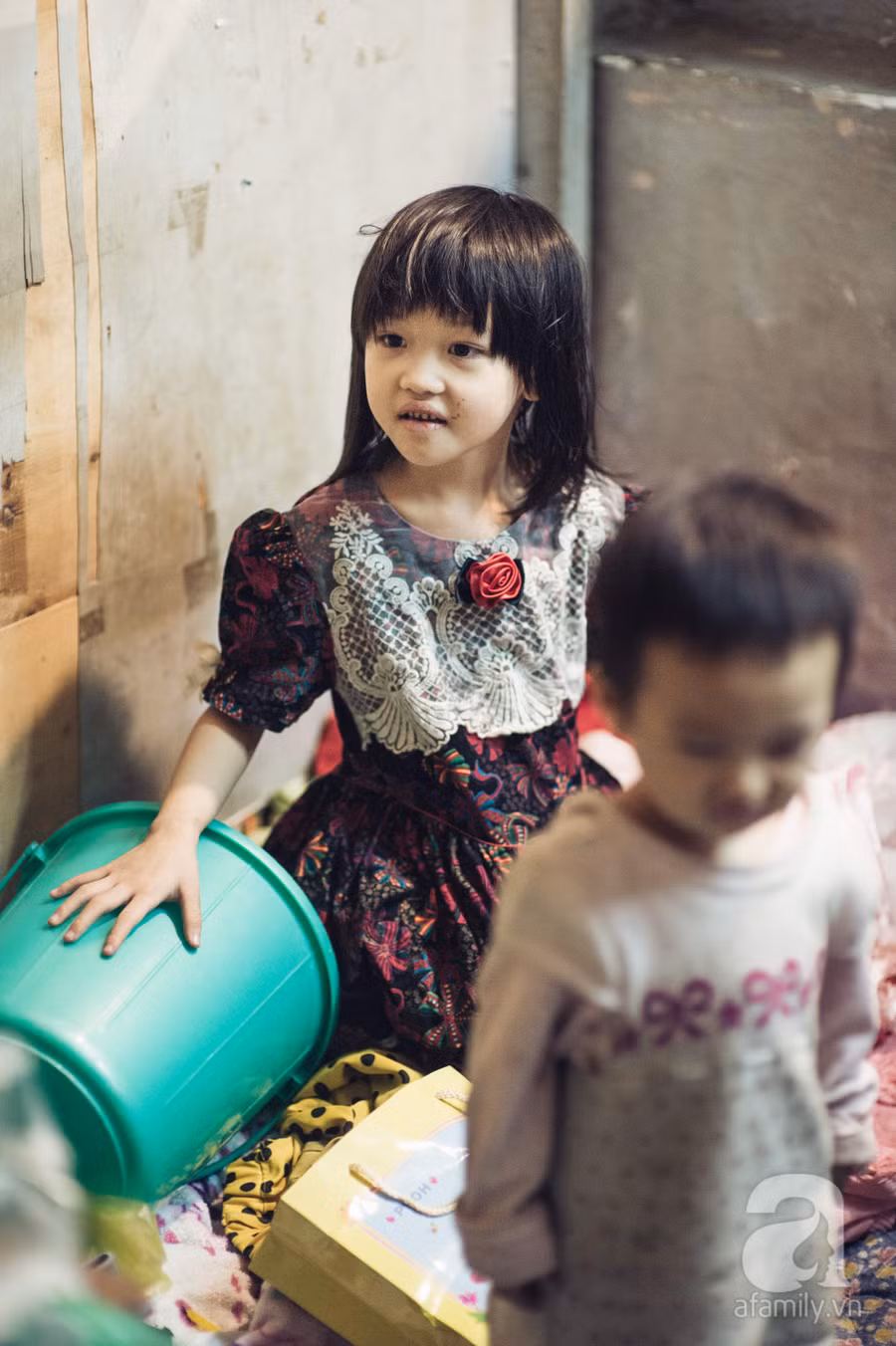 Gặp cô bé mặc đồ cũ “chất” như fashionista mơ làm người mẫu và thèm được đi học ảnh 4