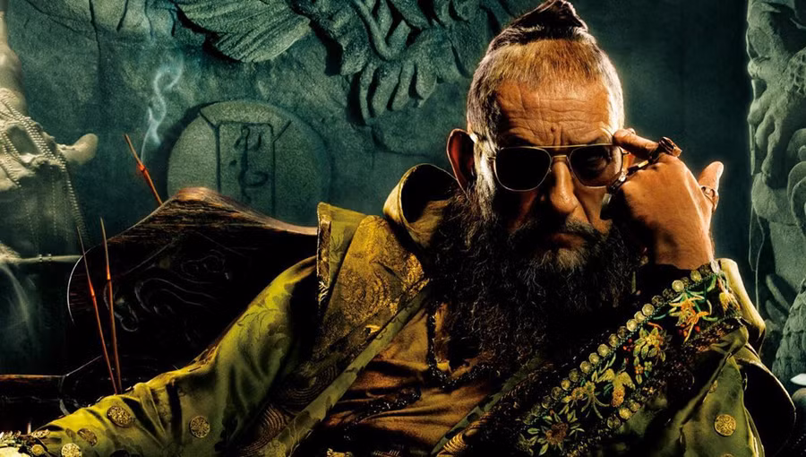 Nhân vật phản diện lẽ ra là The Mandarin: Marvel dự định để kẻ phản diện Obadiah Stane xuất hiện trongIron Man 2. Thay vào đó, The Mandarin - kẻ thù truyền kiếp của Người Sắt ở phiên bản truyện tranh - sẽ sắm vai phản diện trong phần 1. Nhưng kịch bản chính thức lại gọi tên Obadiah. The Mandarin (giả hiệu) sau đó xuất hiện trongIron Man 3. 8 su that thu vi phia sau hau truong ‘Iron Man’ 2008 hinh anh 2