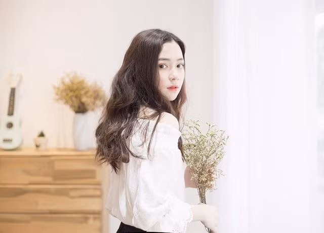 Dù dành thời gian cho đam mê làm mẫu ảnh nhưng Phi Linh vẫn sở hữu thành tích học tập đáng nể