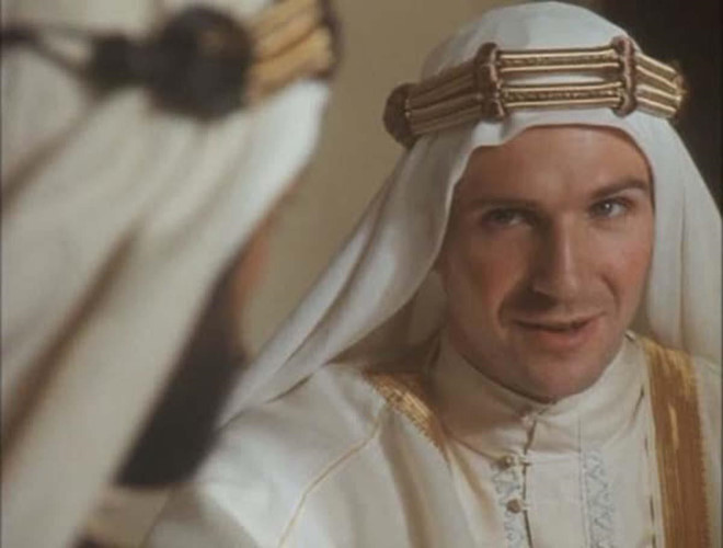 A Dangerous Man: Lawrence After Arabia (1992): Lawrence of Arabia(1962) là tác phẩm kinh điển của điện ảnh thế giới, và gắn liền với sự nghiệp của tài tử quá cố Peter O’Toole. Để thực hiện phần tiếp theo cho bộ phim là công việc không hề đơn giản đối với ê-kíp sản xuất và ngôi sao Ralph Fiennes. Công bằng mà nói, Lawrence After Arabia không thể sánh bằng bộ phim năm xưa, nhưng cũng không hề quá tệ nếu biết đây chỉ là tác phẩm chiếu trên truyền hình. Chỉ riêng ý tưởng táo bạo làm phần hậu truyện cho Lawrence of Arabia cũng đã là rất đáng hoan nghênh. 10 bo phim noi tieng mat toi 30 nam moi co phan hau truyen hinh anh 9