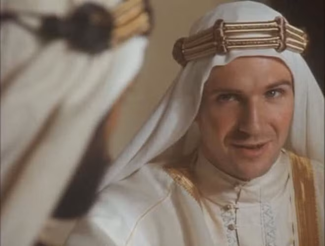 A Dangerous Man: Lawrence After Arabia (1992): Lawrence of Arabia(1962) là tác phẩm kinh điển của điện ảnh thế giới, và gắn liền với sự nghiệp của tài tử quá cố Peter O’Toole. Để thực hiện phần tiếp theo cho bộ phim là công việc không hề đơn giản đối với ê-kíp sản xuất và ngôi sao Ralph Fiennes. Công bằng mà nói, Lawrence After Arabia không thể sánh bằng bộ phim năm xưa, nhưng cũng không hề quá tệ nếu biết đây chỉ là tác phẩm chiếu trên truyền hình. Chỉ riêng ý tưởng táo bạo làm phần hậu truyện cho Lawrence of Arabia cũng đã là rất đáng hoan nghênh. 10 bo phim noi tieng mat toi 30 nam moi co phan hau truyen hinh anh 9