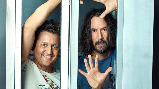 Bill & Ted Face The Music (2020): Sau vô số tin đồn suốt nhiều năm qua, ngôi sao Keanu Reeves rốt cuộc cũng xác nhận trở lại thương hiệu phim hài gắn liền với buổi đầu sự nghiệp của anh là Bill & Ted. Cùng Alex Winter, tài tử John Wick sẽ góp mặt trong Bill & Ted Face The Music - tập phim thứ ba của chuỗi phim hài, ra đời sau hơn 29 năm chờ đợi. Hai nhân vật trong phim nay đều đã là những người đàn ông trung niên, nhưng tiếp tục vướng phải hàng loạt tình huống dở khóc, dở cười như lúc còn ở trường trung học. 10 bo phim noi tieng mat toi 30 nam moi co phan hau truyen hinh anh 1