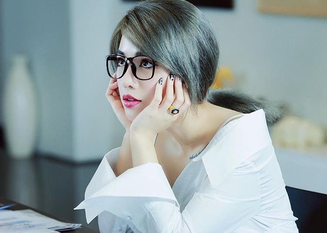 Lê Châu Giang (sinh năm 1993, tại Hà Nội) là cái tên không còn xa lạ trong hội con nhà giàu Việt Nam. Cô tốt nghiệp chuyên ngành thiết kế thời trang của trường Istituto Marangoni London tại Anh vào năm 2016, là một trong những sinh viên Việt Nam đạt thành tích xuất sắc nhất. Trong lĩnh vực thiết kế, nhiều người biết đến Châu Giang dưới cái tên Claret Giang Lê. Thương hiệu của cô được khá nhiều hot girl, sao Việt ưa chuộng. Hoi rich kid giau co sang chanh ma van ham me kinh doanh hinh anh 10