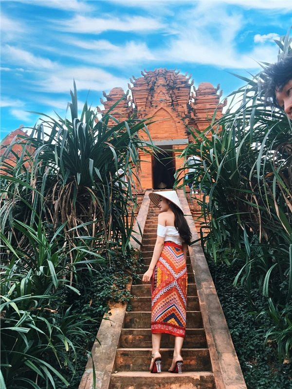 Chỉ cần chọn góc chụp thật đẹp và một người bạn "có tâm" là bạn đã có cả "rổ" ảnh "sống ảo". (Ảnh: Oăn Oăn)