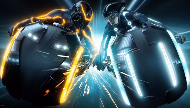 TRON: Legacy (2010):TRON (1982) được coi là tác phẩm đột phá đối với dòng phim khoa học viễn tưởng vào thập niên 1980 khi vẽ ra thế giới ảo kỳ lạ nhưng vô cùng hấp dẫn. Song, phải gần ba thập kỷ sau, phần tiếp theo TRON: Legacy mới ra đời. Tác phẩm trở nên vô cùng ảo diệu nhờ công nghệ kỹ xảo tân tiến. Tuy nhiên, có lẽ cốt truyện an toàn đã khiến bộ phim không gây được hiệu ứng cần thiết tại phòng vé. Hậu quả là TRON sẽ không có phần ba, hoặc được làm mới hoàn toàn. 10 bo phim noi tieng mat toi 30 nam moi co phan hau truyen hinh anh 5