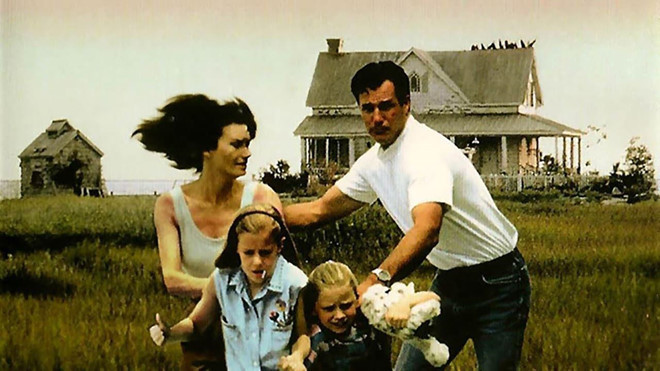 The Birds II: Lands End (1994): Thật khó để tạo ra phần hậu truyện dành cho các tác phẩm kinh điển do đạo diễn Alfred Hitchcock thực hiện. Nhưng vẫn có những ê-kíp liều lĩnh thử sức làm chuyện đó, ví như trường hợp của The Birds II. Bộ phim thực tế ra đời sau nguyên tác gần 31 năm. Nhưng thành quả năm 1994 thật kinh khủng. Đạo diễn Rick Rosenthal buồn chán tới mức gạch tên mình khỏi danh sách đoàn làm phim, và bản thân diễn viên Tippi Hedren công khai lên mặt báo chia sẻ về sự tồi tệ của The Birds II. 10 bo phim noi tieng mat toi 30 nam moi co phan hau truyen hinh anh 8