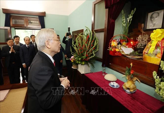 Tổng Bí thư, Chủ tịch nước Nguyễn Phú Trọng dâng hương tưởng niệm Chủ tịch Hồ Chí Minh. Ảnh: TTXVN.