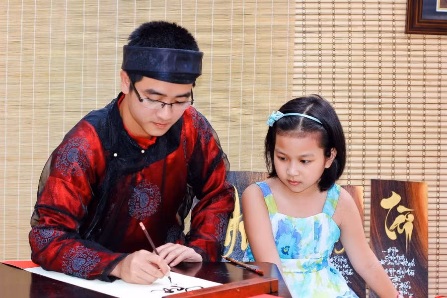 “Ông đồ” 9x đẹp trai và niềm đam mê viết thư pháp