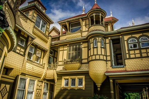 Bên ngoài biệt thự bí ẩn Winchester. 