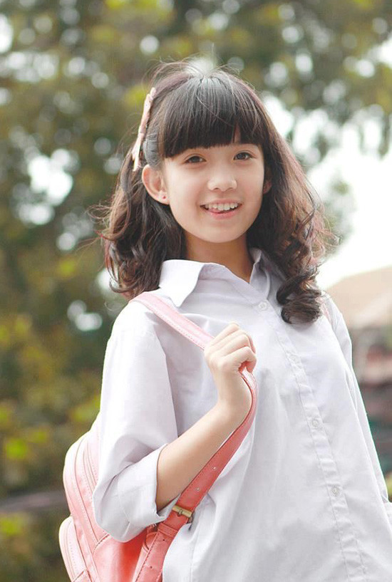 Vì không đượctút tát cho gương mặt, các cô nàng có thể tân trang mái tóc để vẻ ngoài thêm xinh. Không cần đến những cách làm tóc quá cầu kỳ, chỉ cần một chiếc kẹp nơ xinh xắn là con gái đã đủ đáng yêu lắm rồi. lam-dep-di-hoc-6-5521-1443003389.jpg