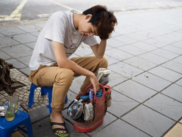 "Hot boy đánh giày" ở Hà Nội được phái nữ truy tìm