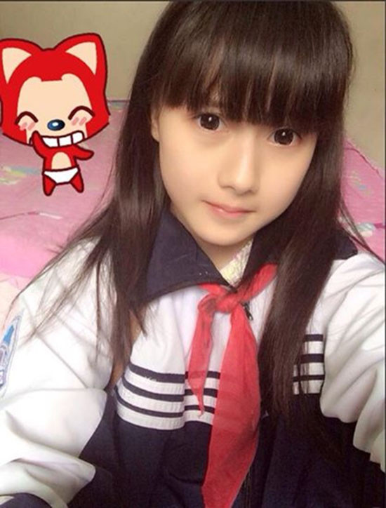 Nếu không được phép trang điểm kể cả tô son, các teen girl hãy cố gắng điểm tô cho đôi mắt để gương mặt có điểm nhấn. Thay vì các kiểu mascara, eyeliner không phù hợp với học đường, nhiều nữ sinh chọn cách đeo kính áp tròng với màu sắc thật tự nhiên như đen, nâu đen. lam-dep-di-hoc-3-5013-1443003388.jpg