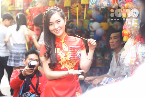 Thiếu nữ Sài thành diện sườn xám dạo phố lồng đèn