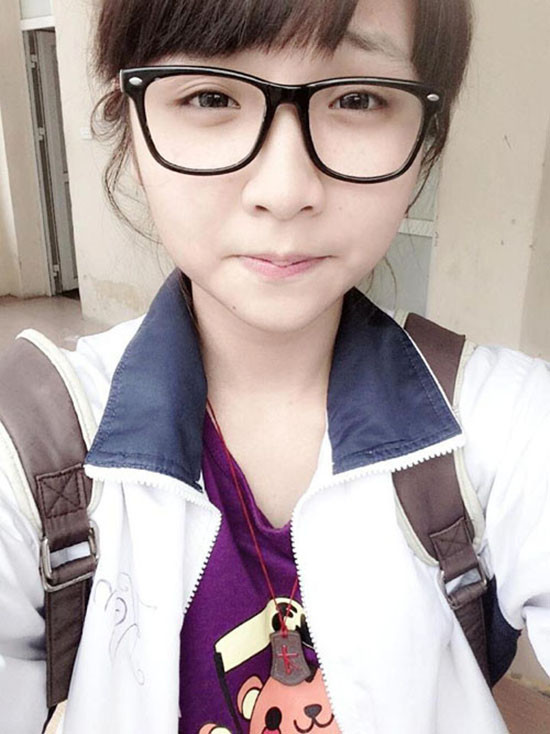Kính giả cận size to, thậm chí là kính gọng nhựa không tròng rất được các teen yêu thích khi tới lớp vì giúp gương mặt trông rất nhí nhảnh, đáng yêu mà chẳng hề cần đến son phấn. lam-dep-di-hoc-2-2629-1443003388.jpg